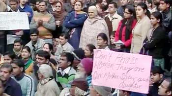 गैंगरेप : जंतर-मंतर पर प्रदर्शन जारी गैंगरेप : जंतर-मंतर पर प्रदर्शन जारी