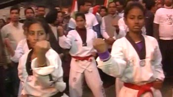 Team Anna teaches women self-defence at Jantar Mantar