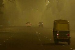 Fog continues to envelop Delhi, flight schedules hit Fog continues to envelop Delhi, flight schedules hit