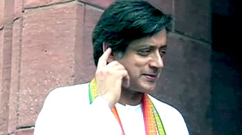 गैंगरेप पीड़िता का नाम सार्वजनिक करने के पक्ष में थरूर