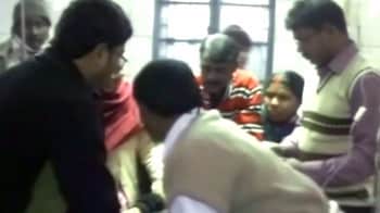 Videos : बिहार : इज्जत बचाने के लिए चलती ट्रेन से कूदी लड़की
