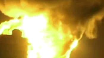 Videos : हजीरा में IOC के डिपो में भीषण आग