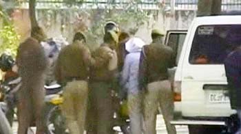 Videos : दिल्ली गैंगरेप : कोर्ट में पेश हुए पांचों आरोपी
