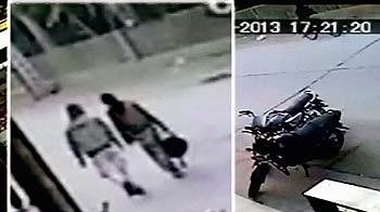 Video : CCTV : हिसार में छेड़छाड़, बचाने वाले की पिटाई