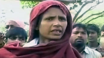 पटियाला में पुलिस ने बीच सड़क पर महिला को पीटा