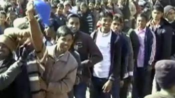 रांची वनडे का टिकट लेने को कतार में लगे धोनी के भाई