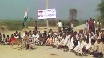 शहीद का सिर वापस लाने को पत्नी, मां की भूख हड़ताल