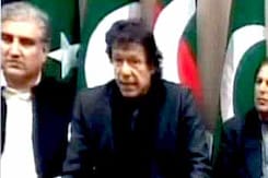 Imran demands Pak President's resignation Imran demands Pak President's resignation