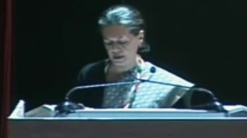 स्वीकृत सभ्य व्यवहार पर आधारित हो संवाद : सोनिया