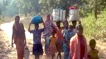 झारखंड : नक्सलियों से परेशान गांववालों का पलायन जारी