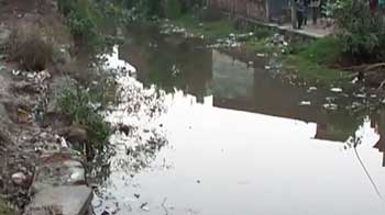 दिल्ली : नाले में गिरी कार, चार लोग मरे