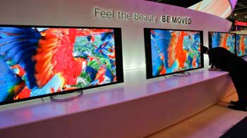 Video : LG unveils 55-inch curved OLED TV at CES 2013