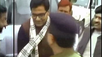 Videos : यूपी : SSP ने छुए सपा नेता रामगोपाल यादव के पैर