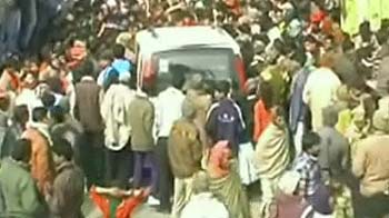 Videos : बिहार : मंत्री रामाधार सिंह को भीड़ ने बनाया बंधक