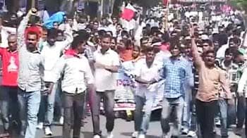 Video : Telangana protesters clash with police; Congress leader meets Governor