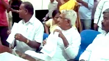 Videos : कर्नाटक : बीजेपी के 13 विधायकों का इस्तीफा