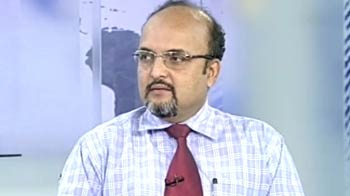 Investors should be very cautious, stock specific at current levels: experts