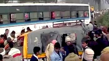 Videos : मुरादाबाद : स्कूली वैन को बस ने मारी टक्कर, पांच मरे