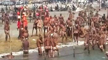 कैसे बनते हैं नागा साधु, आइए देखें