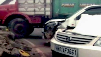 कोहरे का कहर : 10 गाड़ियां भिड़ीं, एक बच्चे की मौत