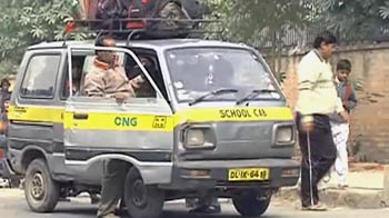 नियमों को धता बताकर दौड़तीं कैब, खतरे में बच्चे नियमों को धता बताकर दौड़तीं कैब, खतरे में बच्चे