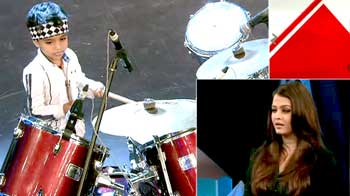 तीन साल के अंशुमान ने बजाया ड्रम