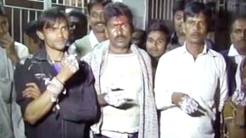 वफादारी दिखाने को 15 वोटरों ने खौलते तेल में डाले हाथ