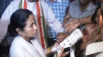 Video : No public apology from Mamata for abusing her guard