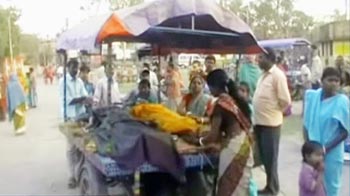 बंगाल में खुले मैदान में महिलाओं का बंध्याकरण