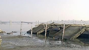 दिल्ली : यमुना में बहा पंटून पुल