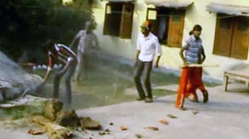 डीएम के घर में तोड़-फोड़ कराने वाले मंत्री के खिलाफ FIR दर्ज