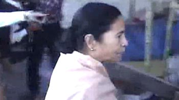 Mamata Banerjee loses her cool, snaps at photographers