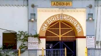 Video : अहमदाबाद : कैदियों ने जेल में खोदी 18 फुट लंबी सुरंग
