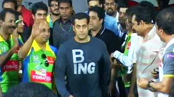 Video : Salman is a cricket <i>Dabangg</i>