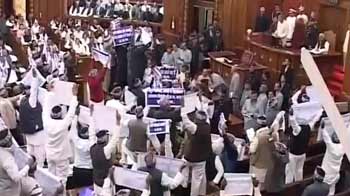 यूपी विधानसभा में बीएसपी विधायकों का हंगामा