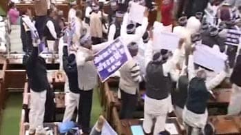 Video : Chaos in UP Assembly courtesy Mayawati's party
