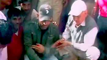 धोनी ने पिता के साथ देवड़ी मंदिर में की पूजा धोनी ने पिता के साथ देवड़ी मंदिर में की पूजा