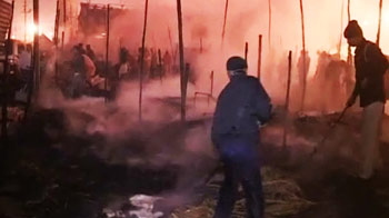 कुंभ मेले में आग, एक की मौत, कई टेंट खाक कुंभ मेले में आग, एक की मौत, कई टेंट खाक