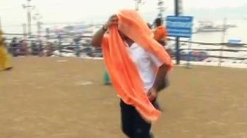 Video : कुंभ : रोक के बावजूद घाट तक गाड़ी ले गए अफसर