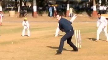 Howzzat? David Cameron plays cricket with Mumbai children