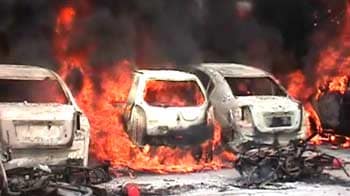Videos : नोएडा में फैक्टरियों, गाड़ियों में तोड़फोड़, आगजनी