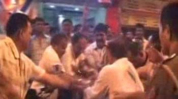 Video : After clashes with Pawar's workers, Raj Thackeray's men make public threats