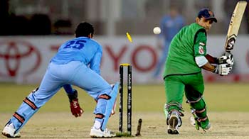 Jamia Millia vs Madras University: Wicket Fall