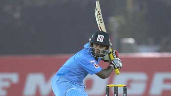 Video : Madras batsman Sridhar posts sedate half-century