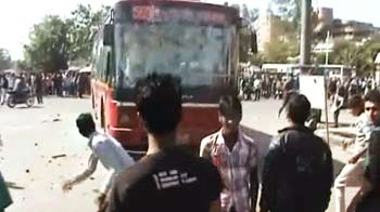Videos : दिल्ली : स्कूल में बच्ची से रेप पर फूटा लोगों का गुस्सा
