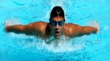 Video : Olympic swimmer gives up the pool for the putter!