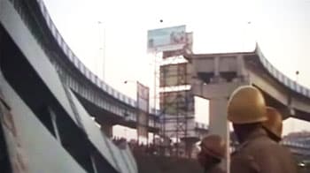 कोलकाता में पुल का हिस्सा गिरा, तीन जख्मी