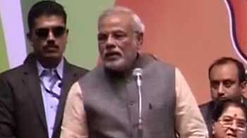 Video : Narendra Modi targets Gandhis, calls PM 'night watchman'