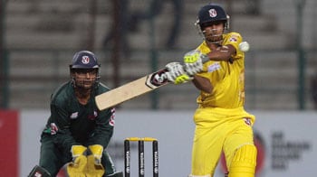 Video : Praveen Dubey - Jaunpur's batting sensation