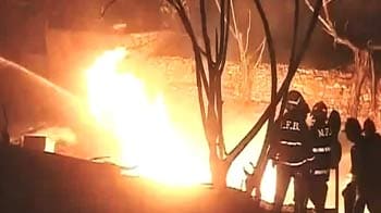 Video : मुंबई : फ्लाईओवर से नीचे गिरा गैस टैंकर, एक की मौत